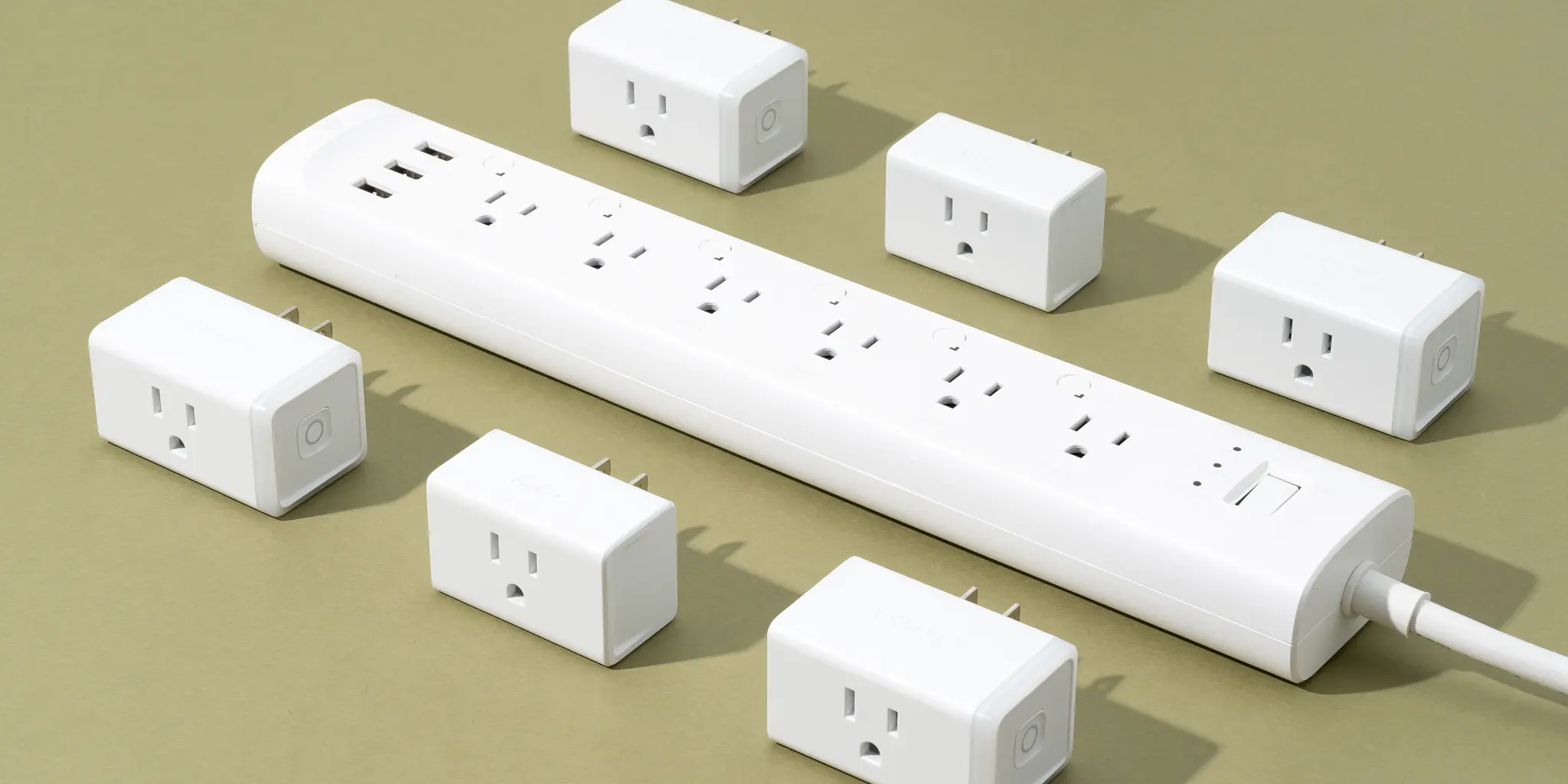 GHome Smart Plug controlling a table lamp with smartphone app.